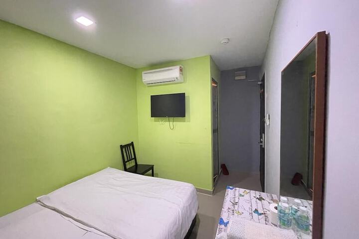 Room 6 of 13