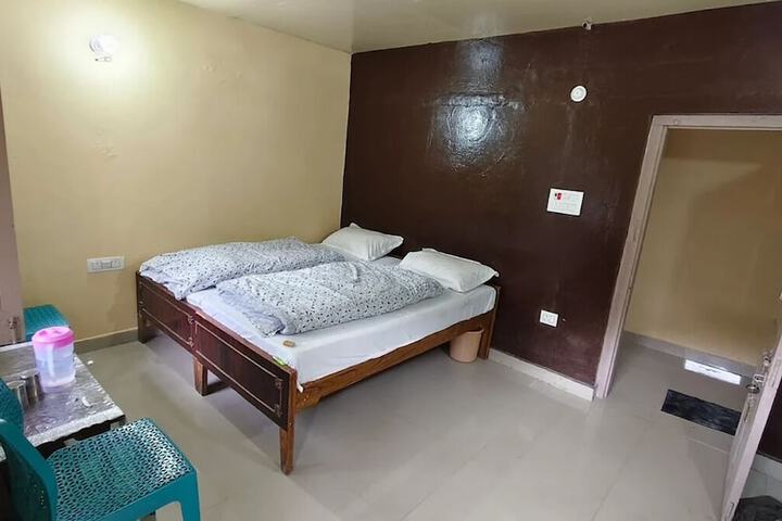 Room 3 of 16