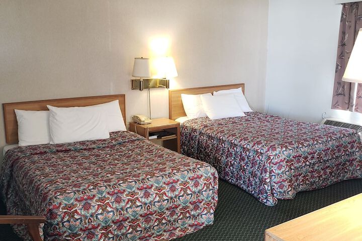 Economy Room 2 Queen Beds (2 of 12)