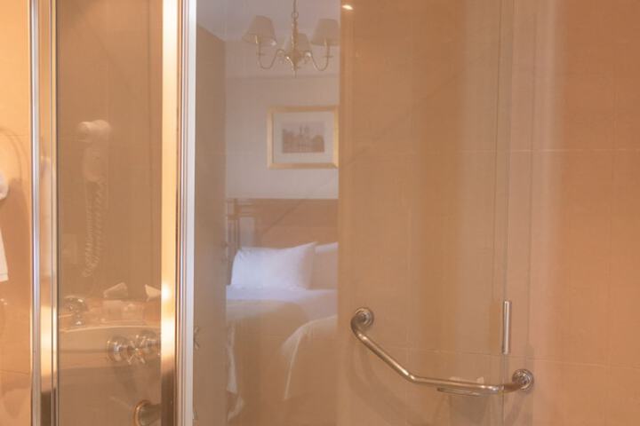 Room 15 of 33