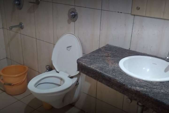 Room 5 of 6