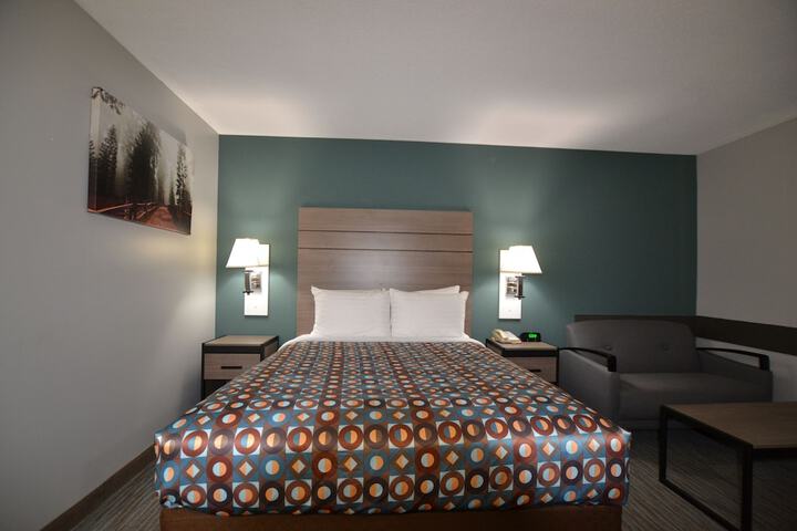 1 Queen Bed (15 of 16)