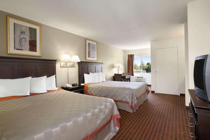 1 Queen Bed Accessible Room (3 of 9)