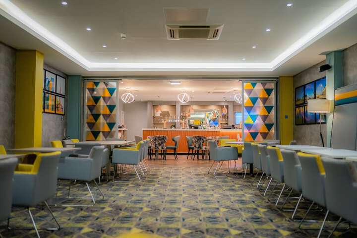 Lounge 198 of 292