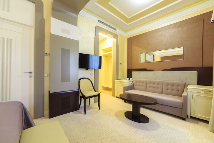 Room 5 of 117