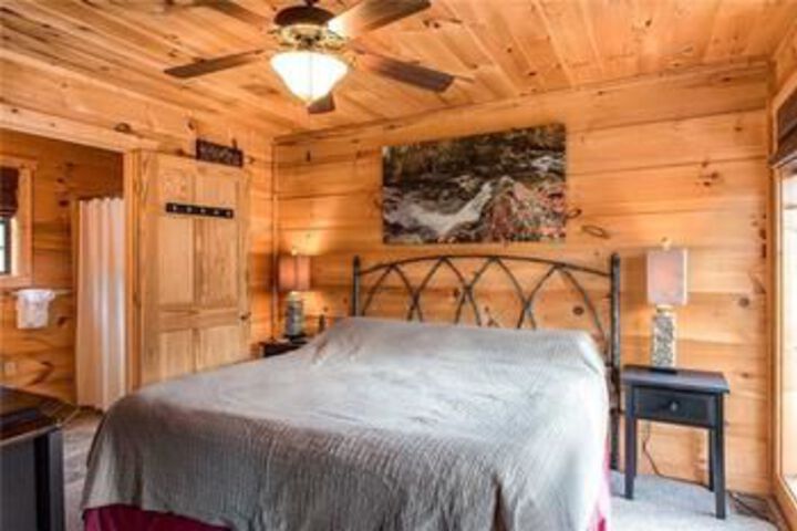Bear Pause 4 Bedroom Home with Hot Tub