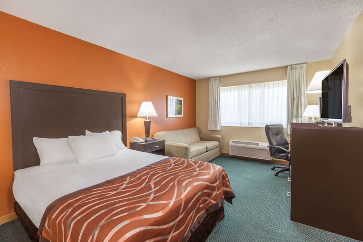 1 Queen Bed Mobility Accessible (2 of 10)
