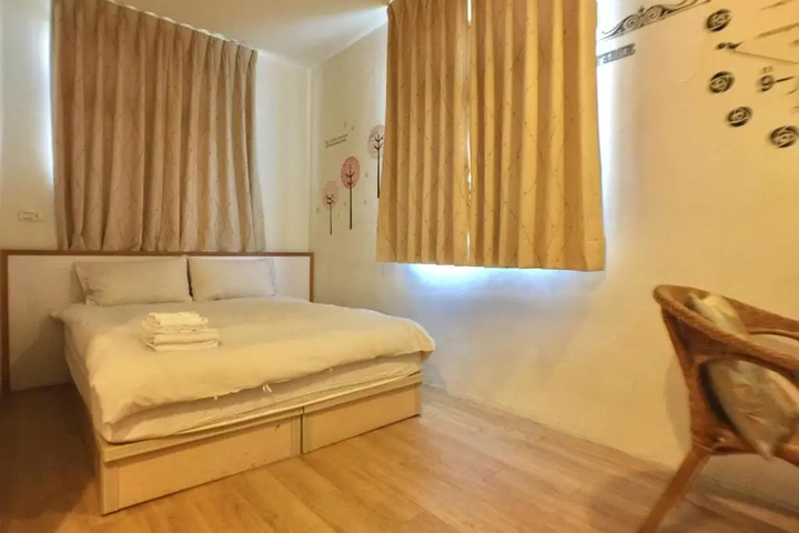 Room 4 of 12