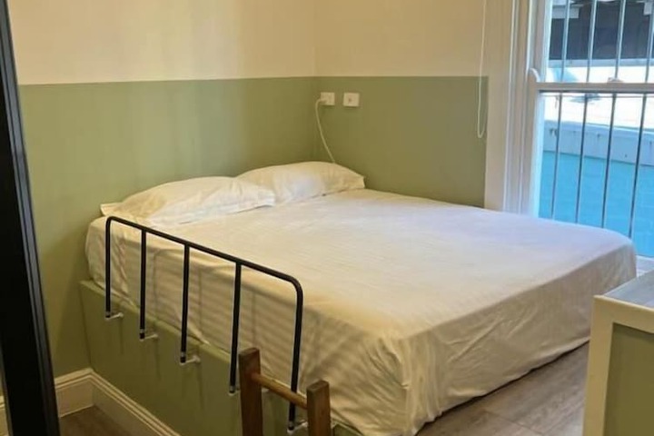 Room 12 of 25