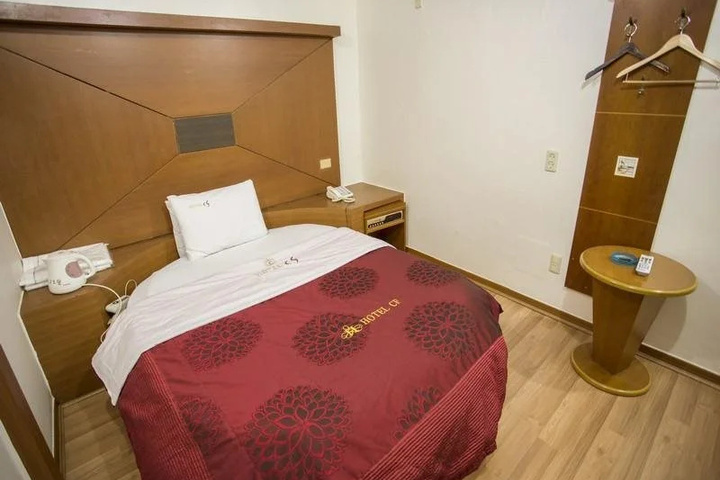 Room 21 of 27