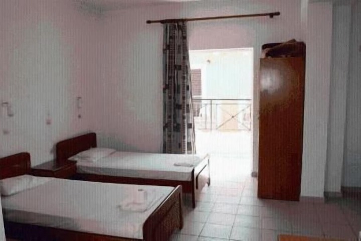 Room 7 of 32