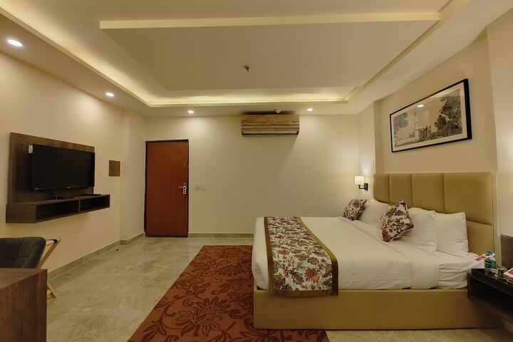 Room 27 of 33
