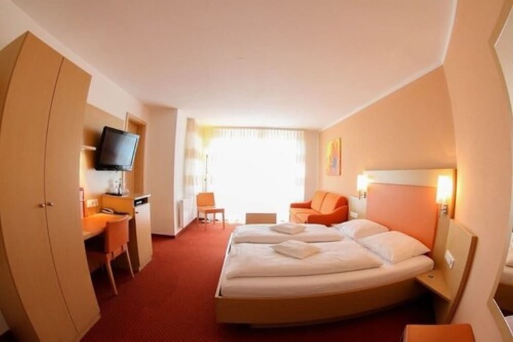 Room 6 of 48