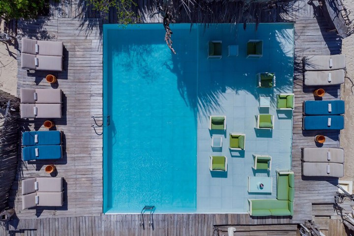 Pool 60 of 142