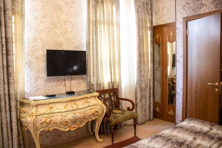 Room 4 of 15