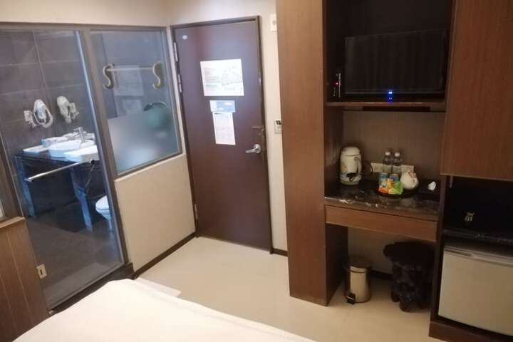 Room 6 of 106