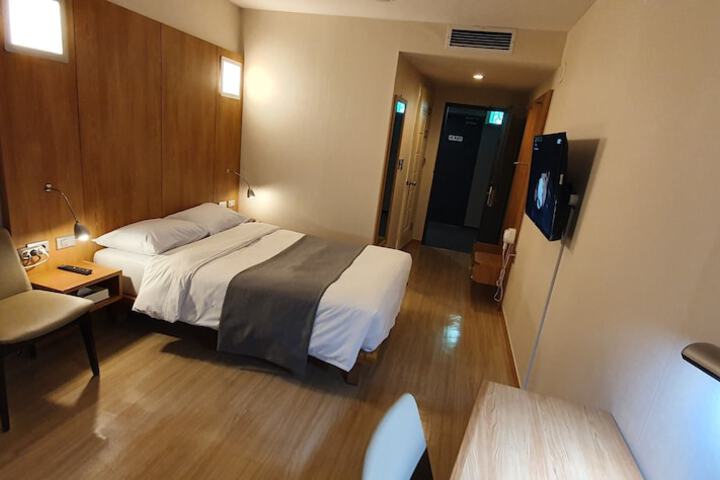 Room 4 of 52