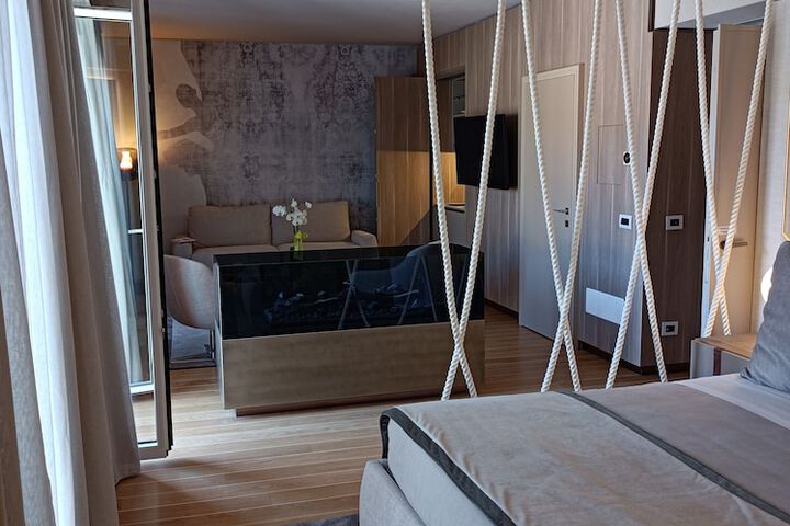 Room 9 of 34