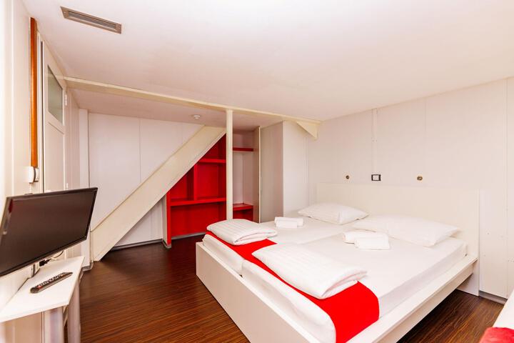 Room 141 of 146