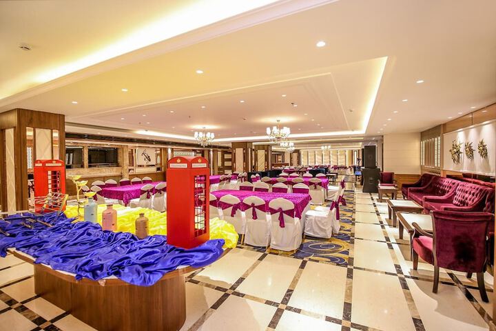 Ballroom/Hall 66 of 74