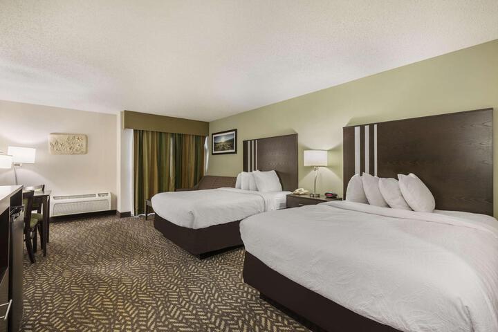2 Queen Beds Sofa Bed Lake Side Microwave and Refrigerator WiFi Full Breakfast (3 of 12)