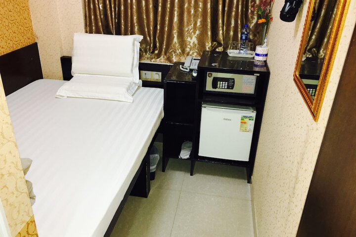 Room 8 of 139