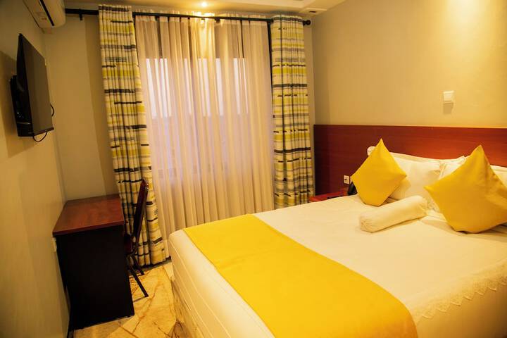 Room 4 of 12