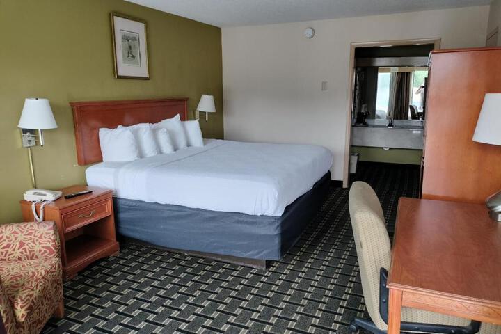 1 King Bed Accessible (9 of 9)
