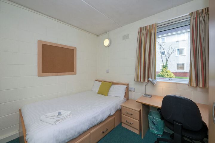 Room 6 of 16