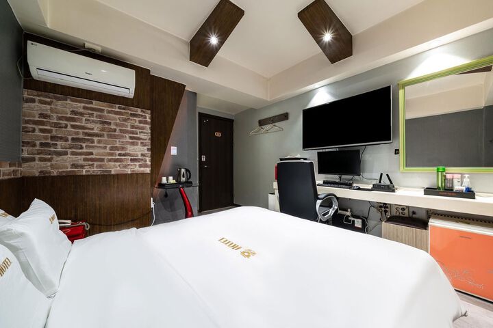 Room 16 of 37