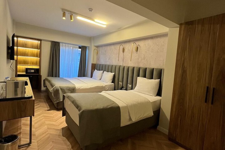 Room 6 of 33