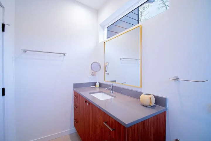 Room 10 of 18