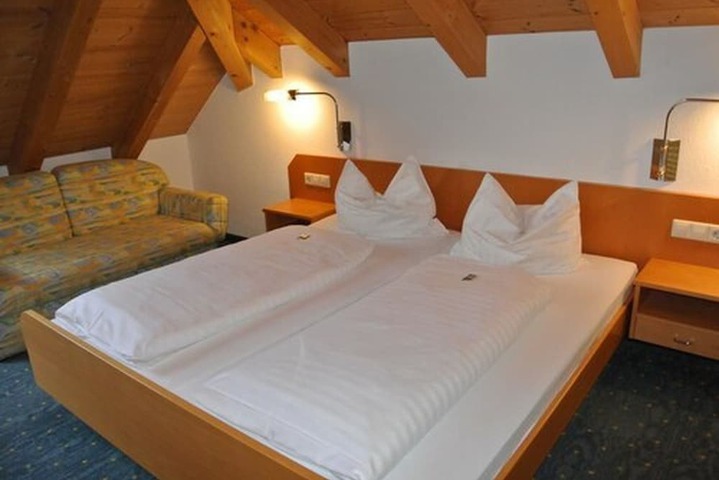 Room 14 of 77