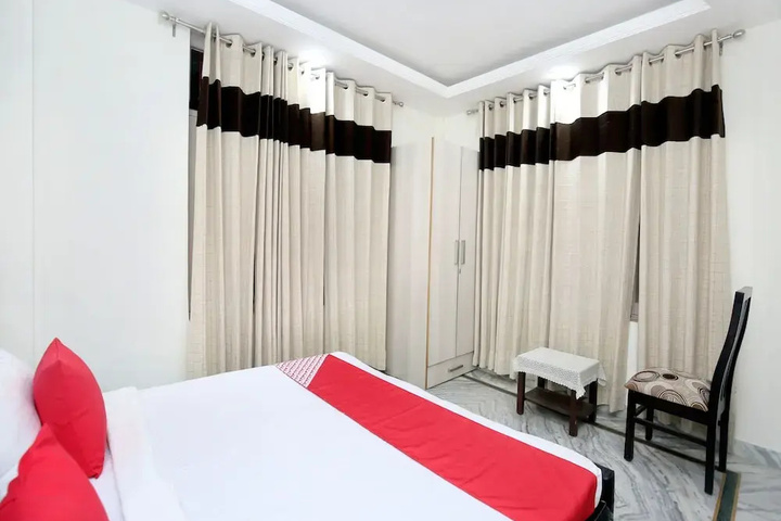 Room 8 of 9