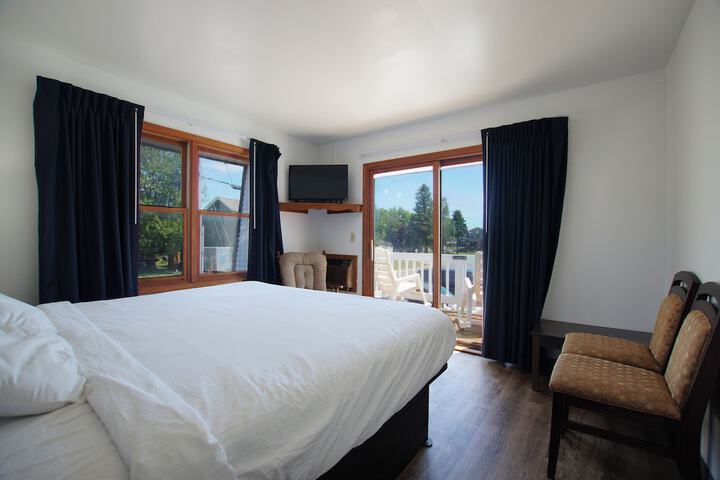2 Bedrooms Traditional Suite King and Queen Bed Pool View Balcony (38 of 46)