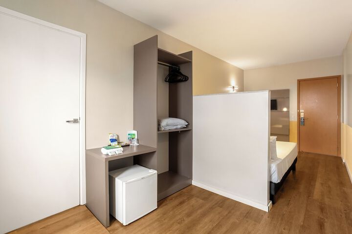 Room 17 of 33