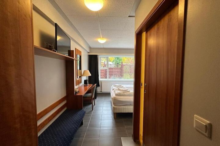 Room 5 of 16