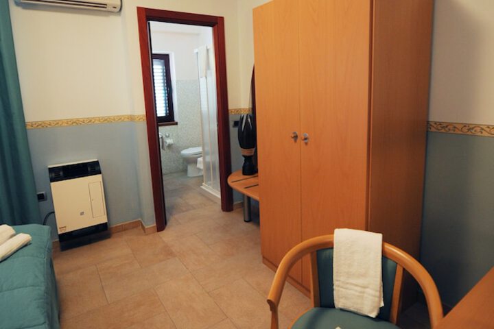 Room 10 of 27