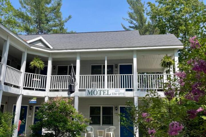Image of M22 Inn Glen Arbor