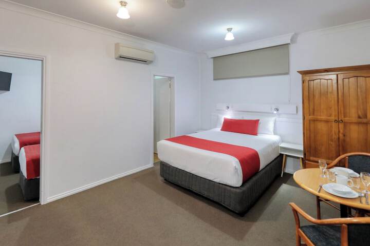 Room 9 of 28