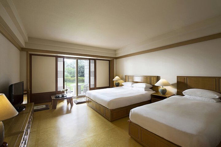 Room 8 of 77