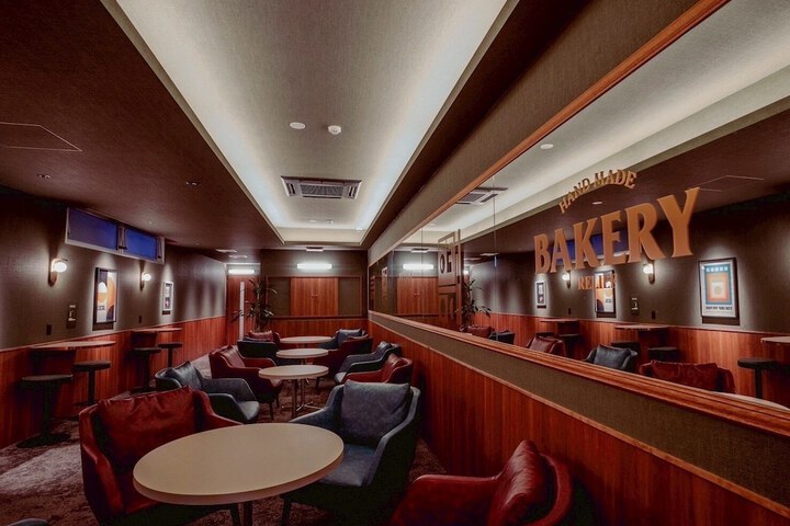 Lounge 12 of 14