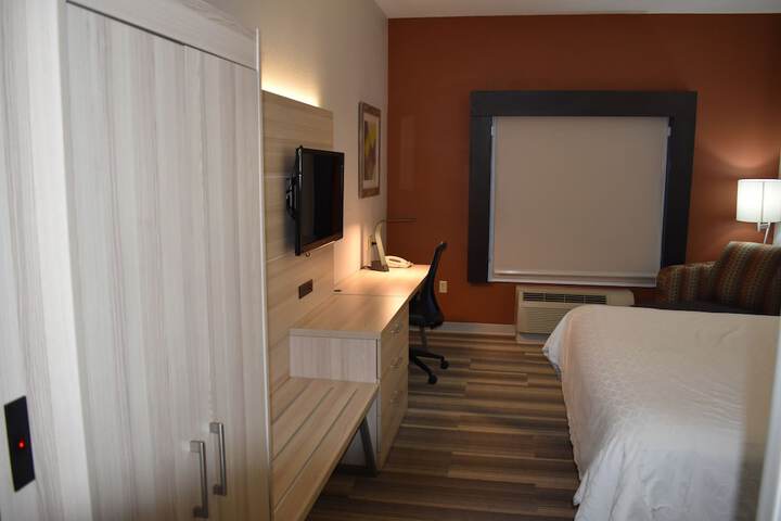 1 King Bed (7 of 18)