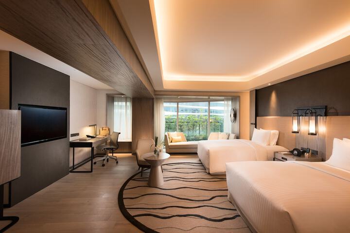 Room 2 of 96