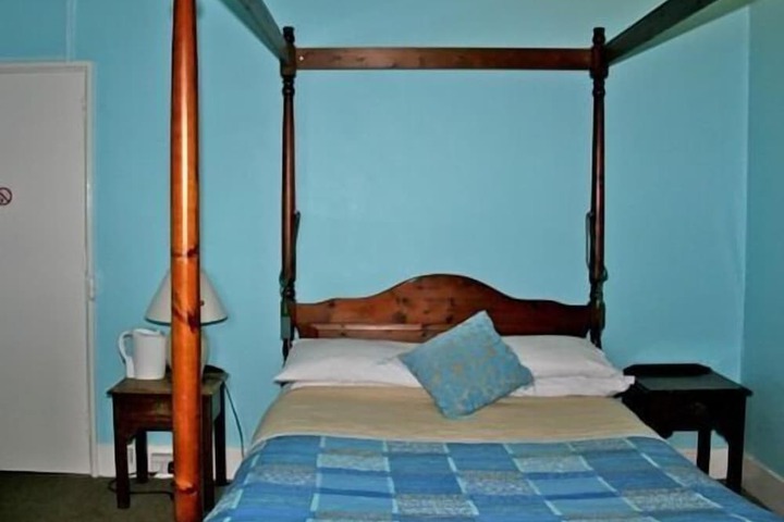 Room 4 of 12