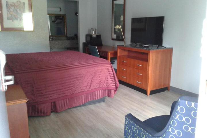 1 King Bed (7 of 10)