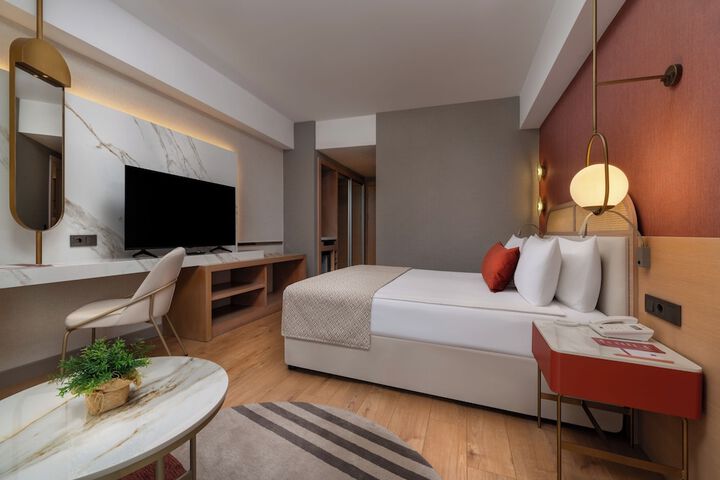 Room 5 of 135