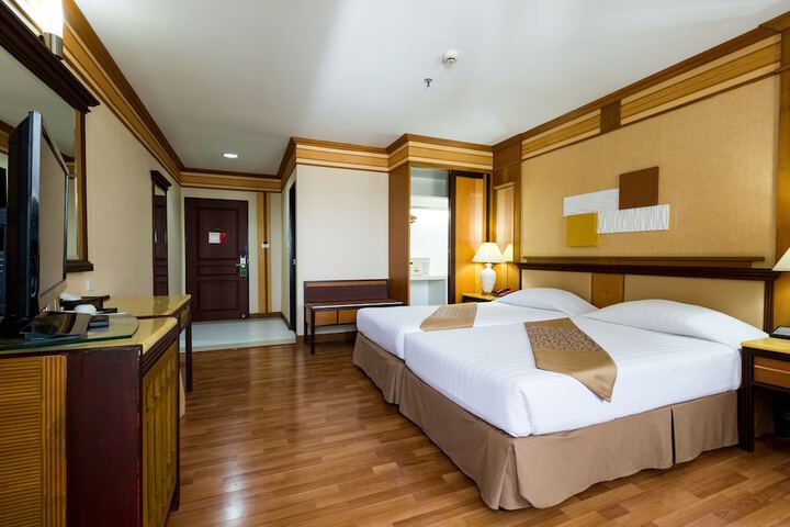 Room 27 of 104