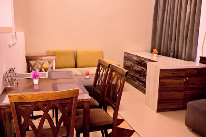 Dining 12 of 15