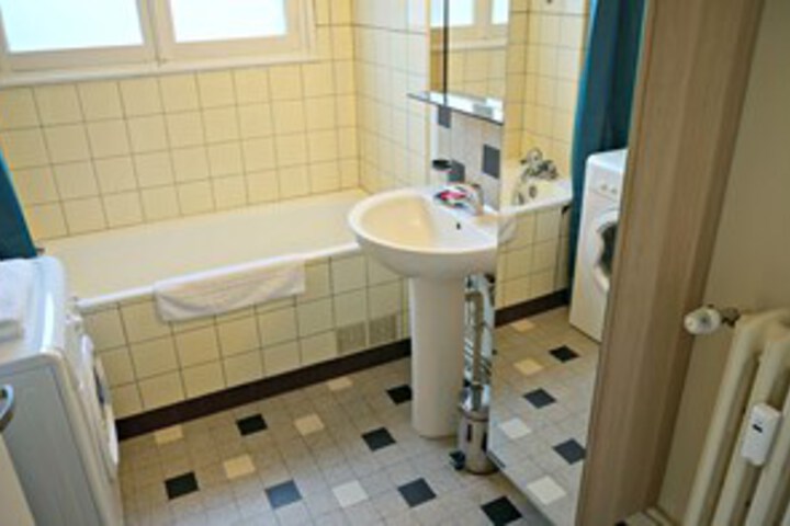 Room 2 of 10